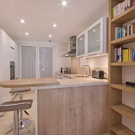 Canas Beach, Ground Floor First Line Beach, Golden Mile Apartment